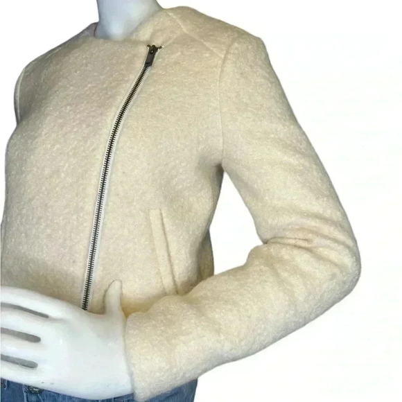 Banana Republic woman’s jacket/blacer, wool material size 6 in ivory color. - Picture 4 of 14